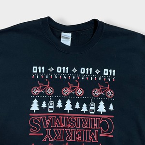 【GILDAN】ストレンジャージングス Stranger Things ロゴ MERRY CHRISTMAS プリント スウェット トレーナー プルオーバー ブラック クリスマス Netflix ネトフリ ドラマ M US古着