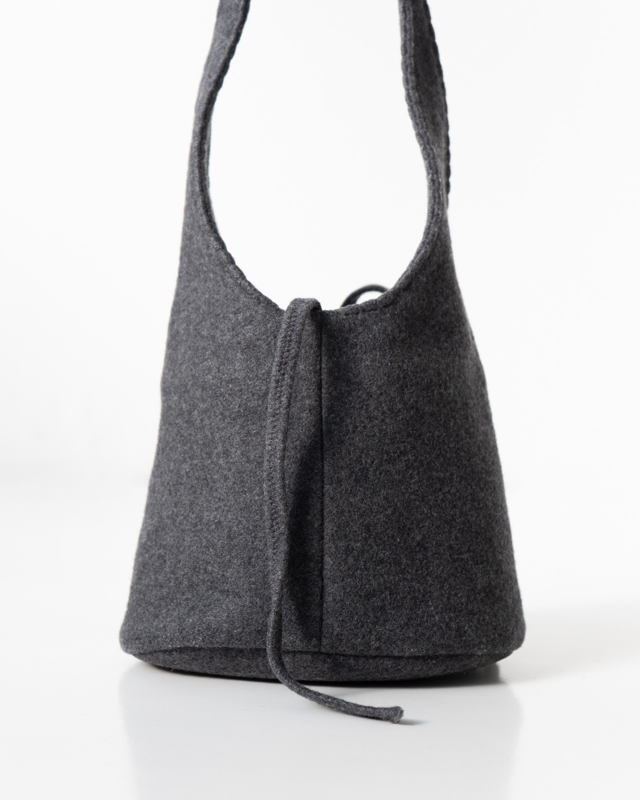 〈miu miu〉Felt Bag
