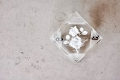 30s~ フランス 透明世界の菱形と白薔薇 ルーサイトブローチ ヴィンテージ