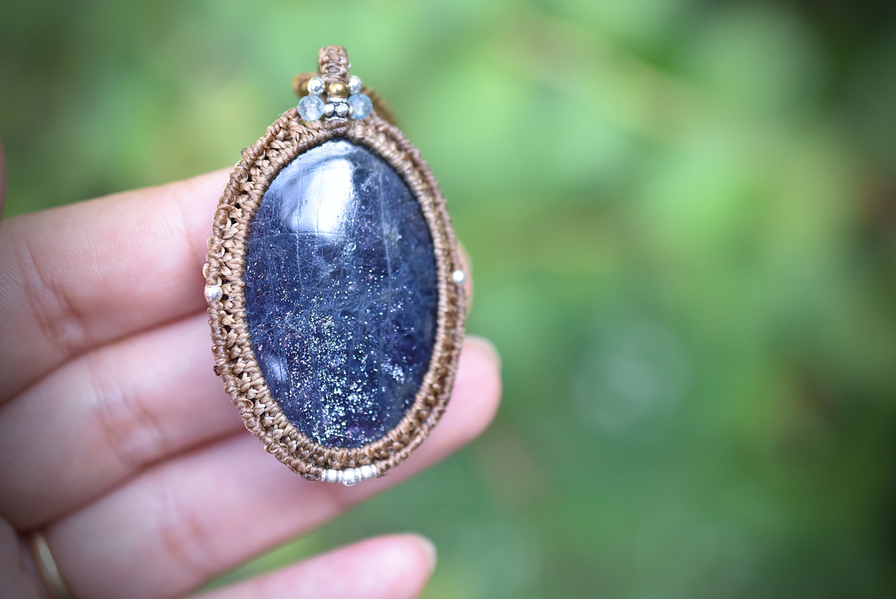 銀色イリデッセンス☆アイオライトサンストーン マクラメネックレス