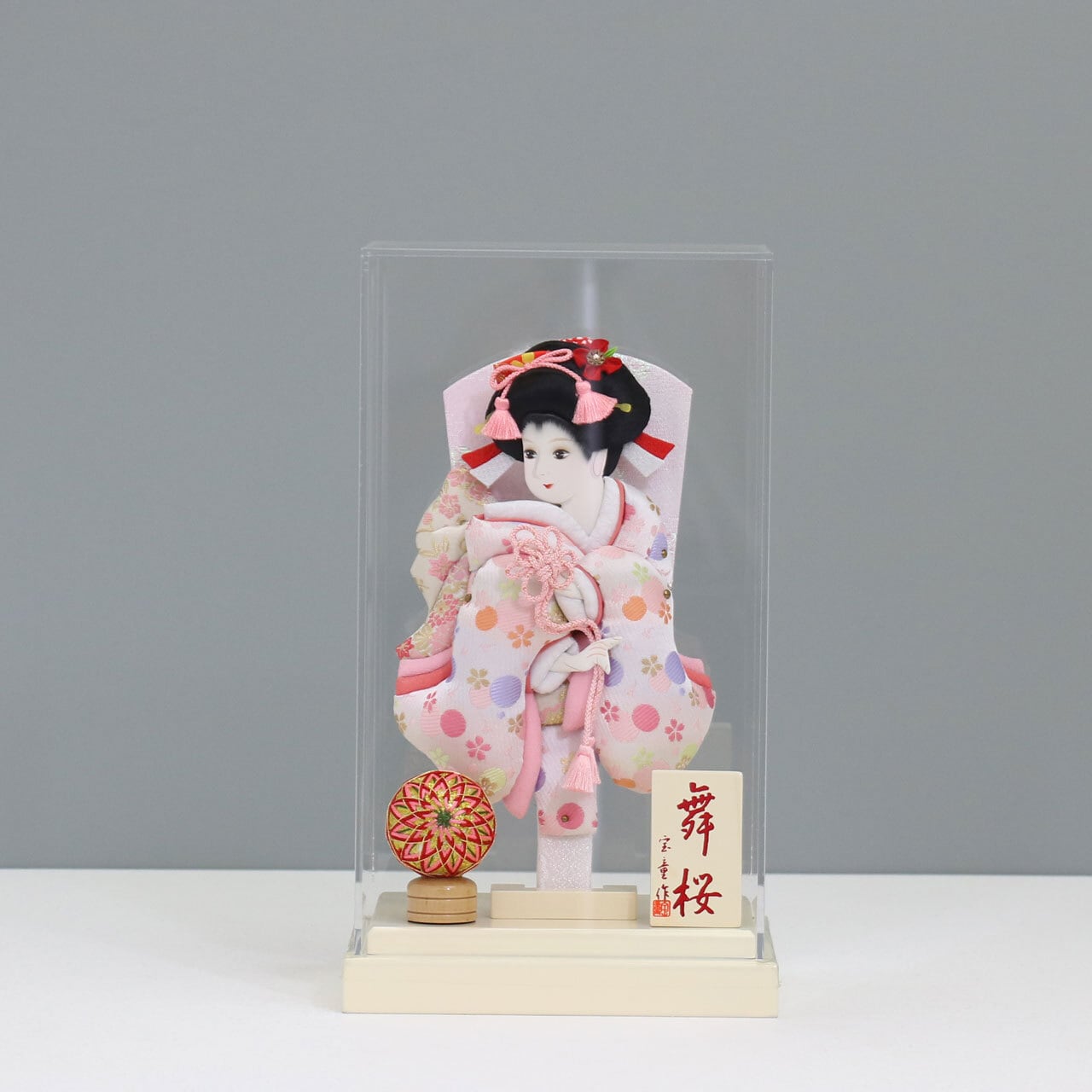羽子板　振袖刺繍　アクリルケース９号・サイズ間口約２５×奥行約１９×高約３７㎝ 舞桜（オフホワイト） 振袖羽子板 9号】 羽子板飾り アクリルケース