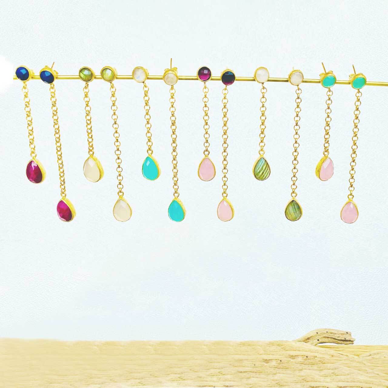 揺れるペンデュラムチェーンピアス