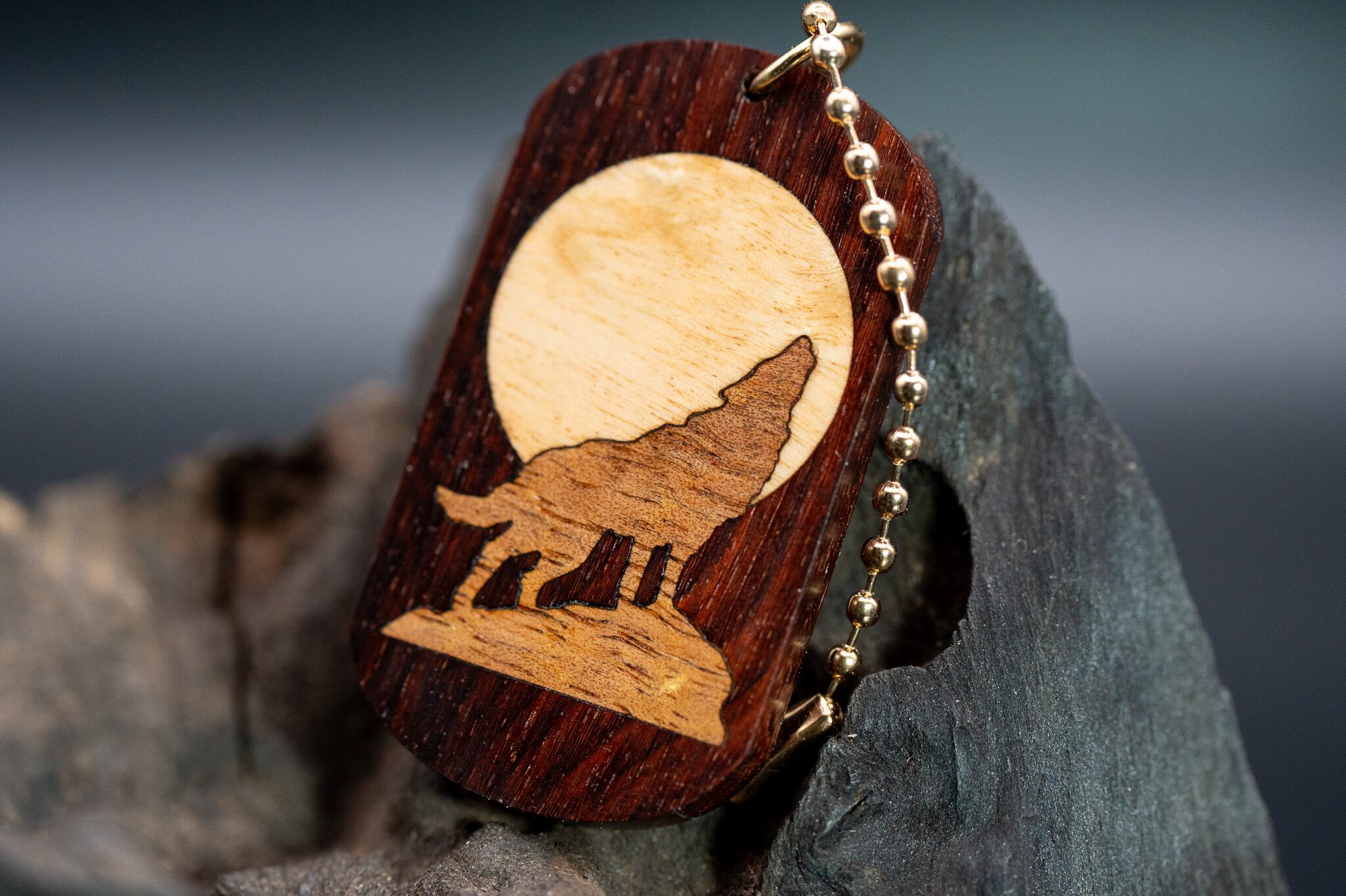 【 深紅の銘木 】老紅木 ドッグタグ 象嵌 月と狼