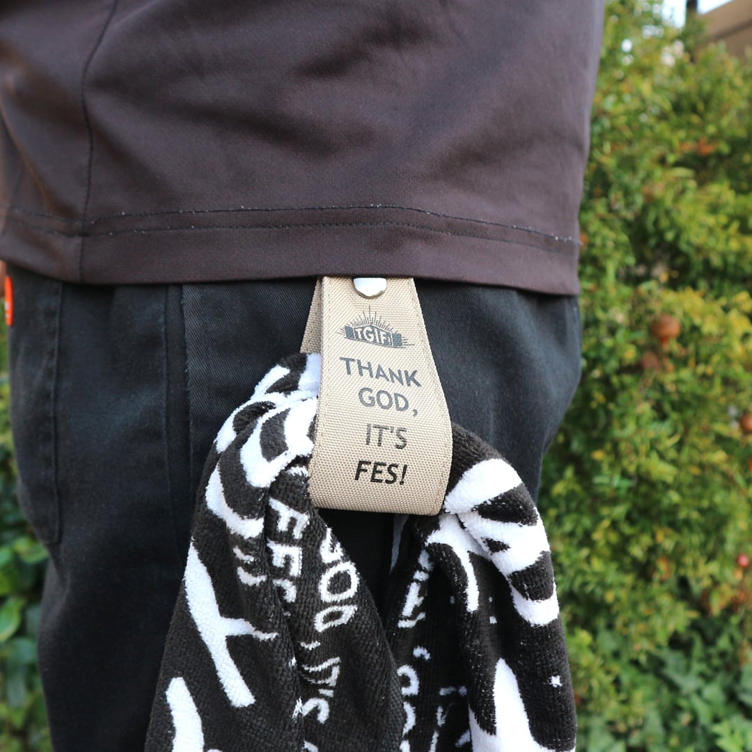 NEW DESIGN! TGIF! カラビナ付きタオルホルダー | フェスバッグ