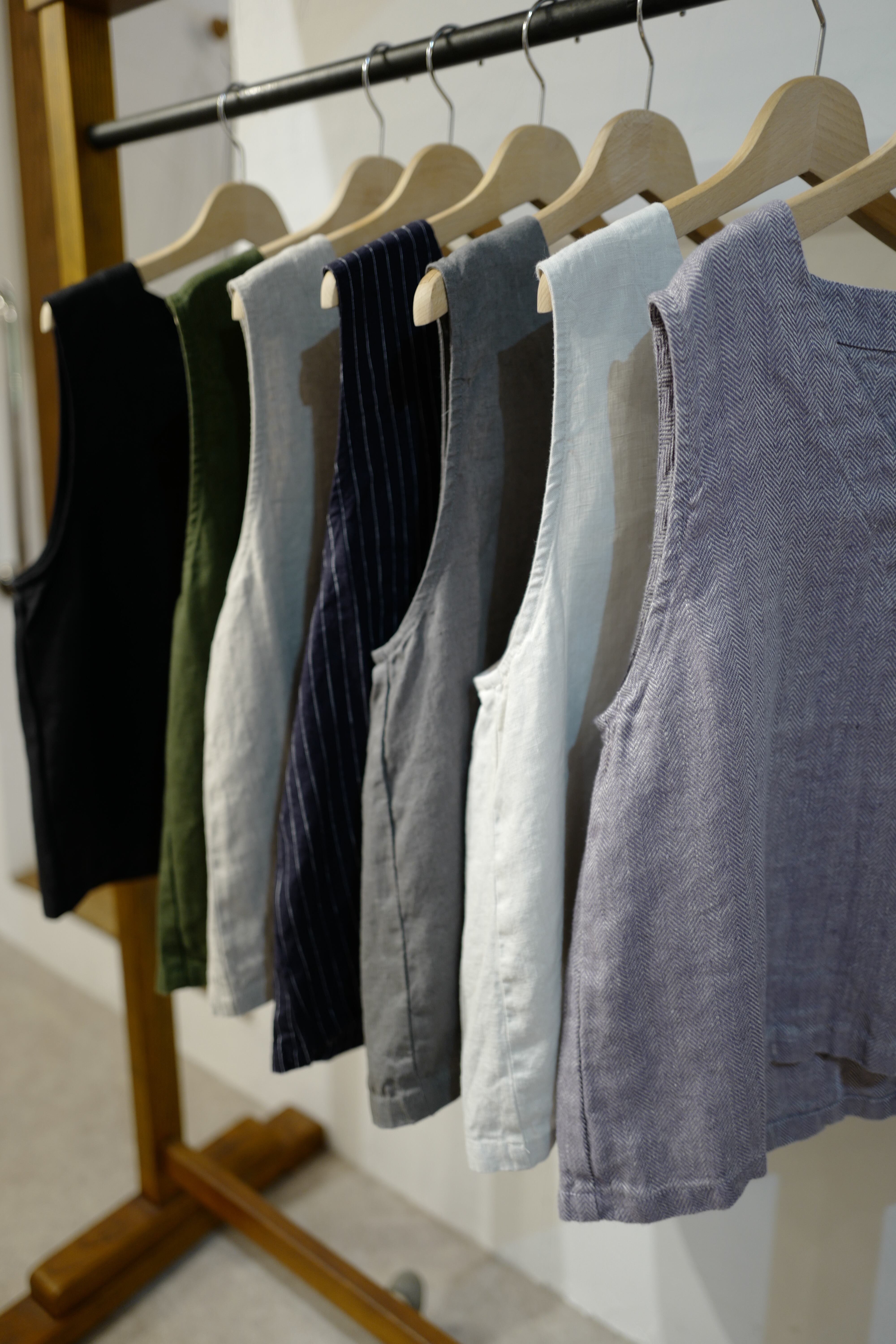 別注》fog linen work｜普通地リネンVネックベスト・ジレ（col.新色