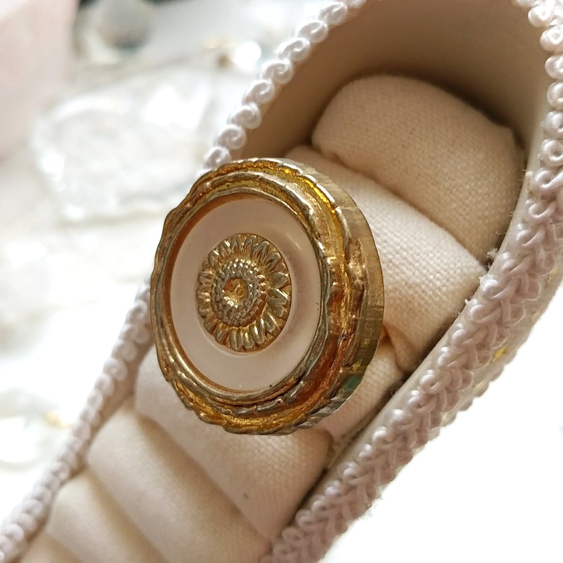 アンティークボタンのリング | Miya