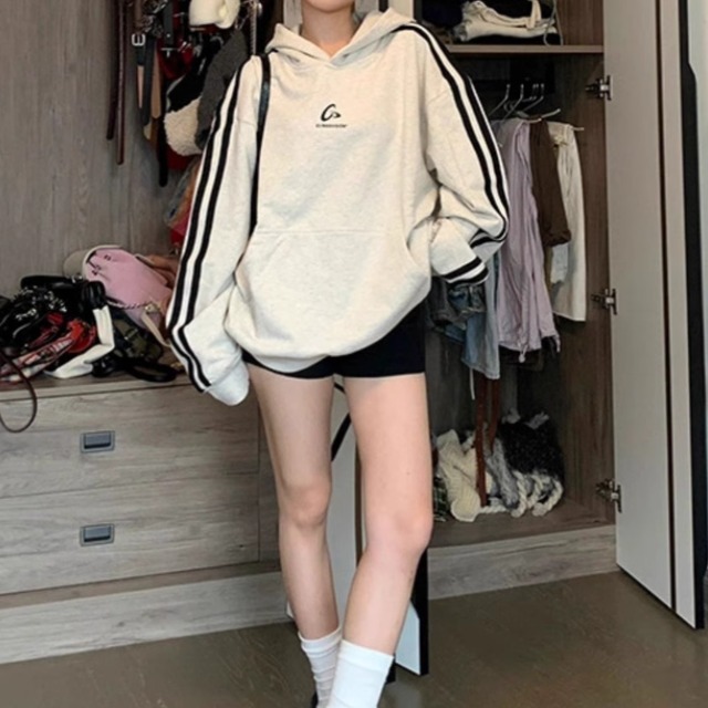 レディース トップス プルオーバー パーカー トレーナー 長袖 萌袖 フード ワイド オーバーサイズ ふっくら 伸縮性 かわいい 大人可愛い きれいめ シンプル カジュアル おしゃれ かっこいい レトロ こなれ感 ラフ ボーイッシュ スポーティー ルーズ 個性的 主役級 存在感 抜け感 ラブリー キュート カレッジ風 学生風 ベーシック アクティブ ナチュラル 春 秋 お出かけ アウトドア キャンプ 公園 休日 ショッピング カフェ 楽ちん 普段使い 定番 S M L XL 2XL ゆったり ゆる グレー