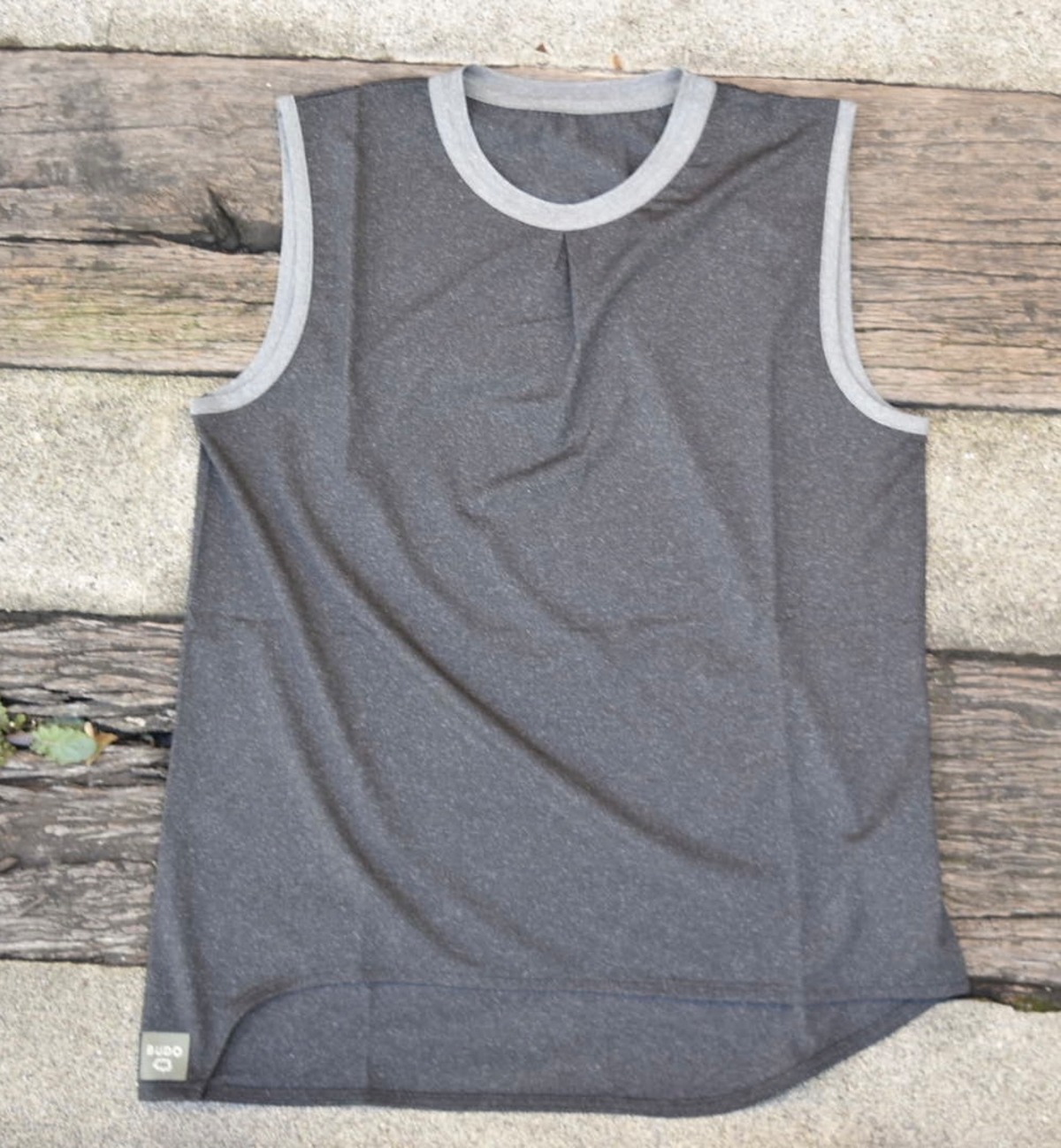 〈Mountain Pass top Sleeve_Less> :／Charcoal | BUDO【running&outdoor wear ...