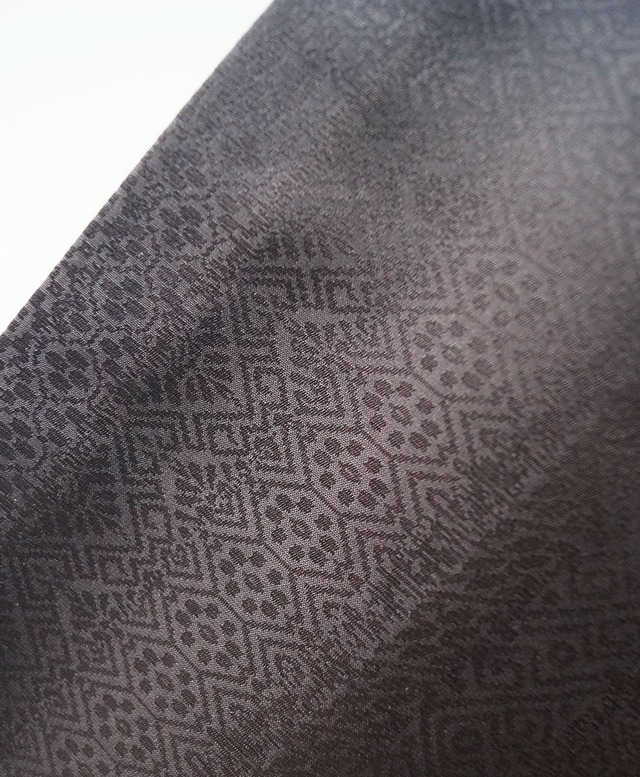 【袷】黒色   幾何学縞文　博多織お召　一つ紋