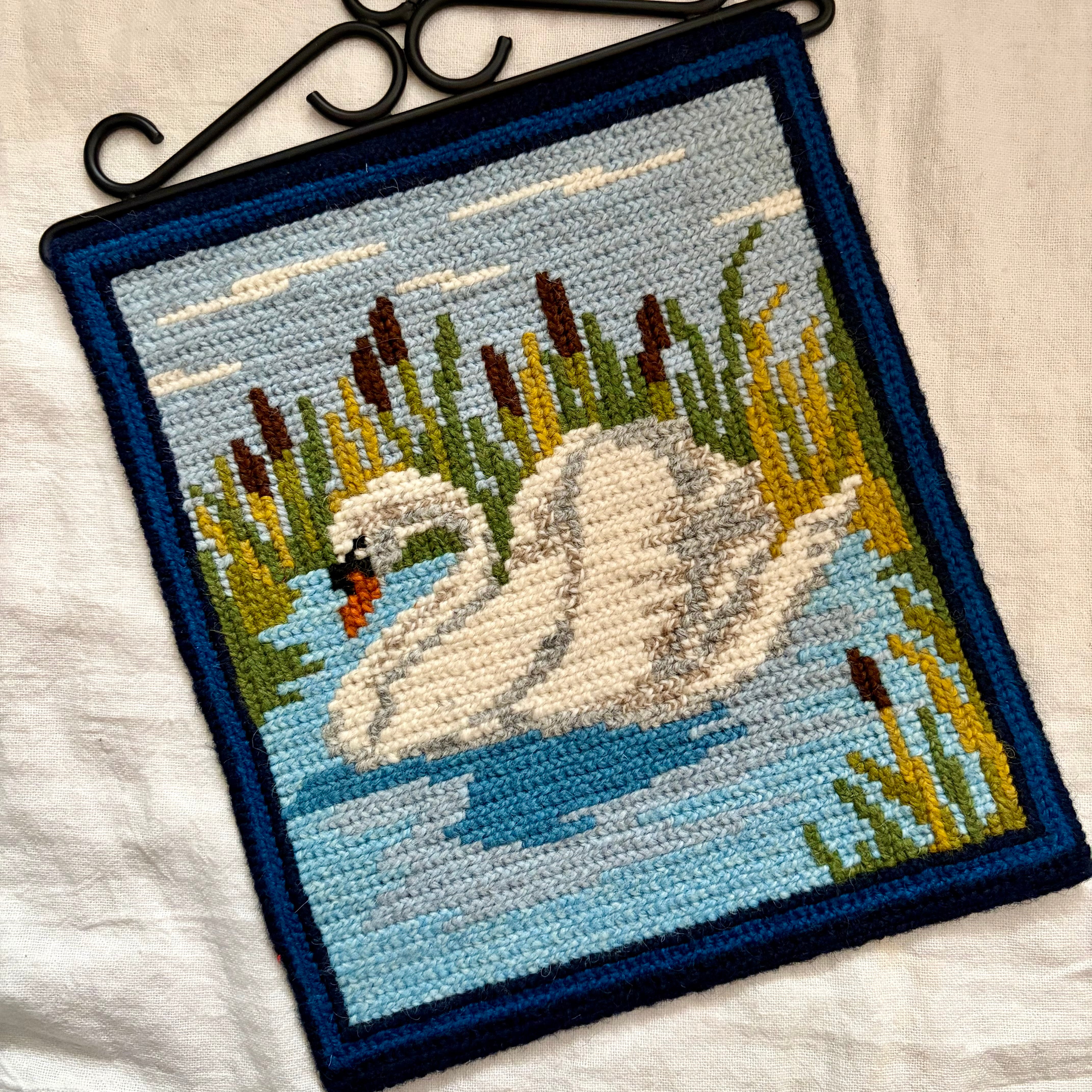 ツヴィスト刺繍の白鳥の壁飾り