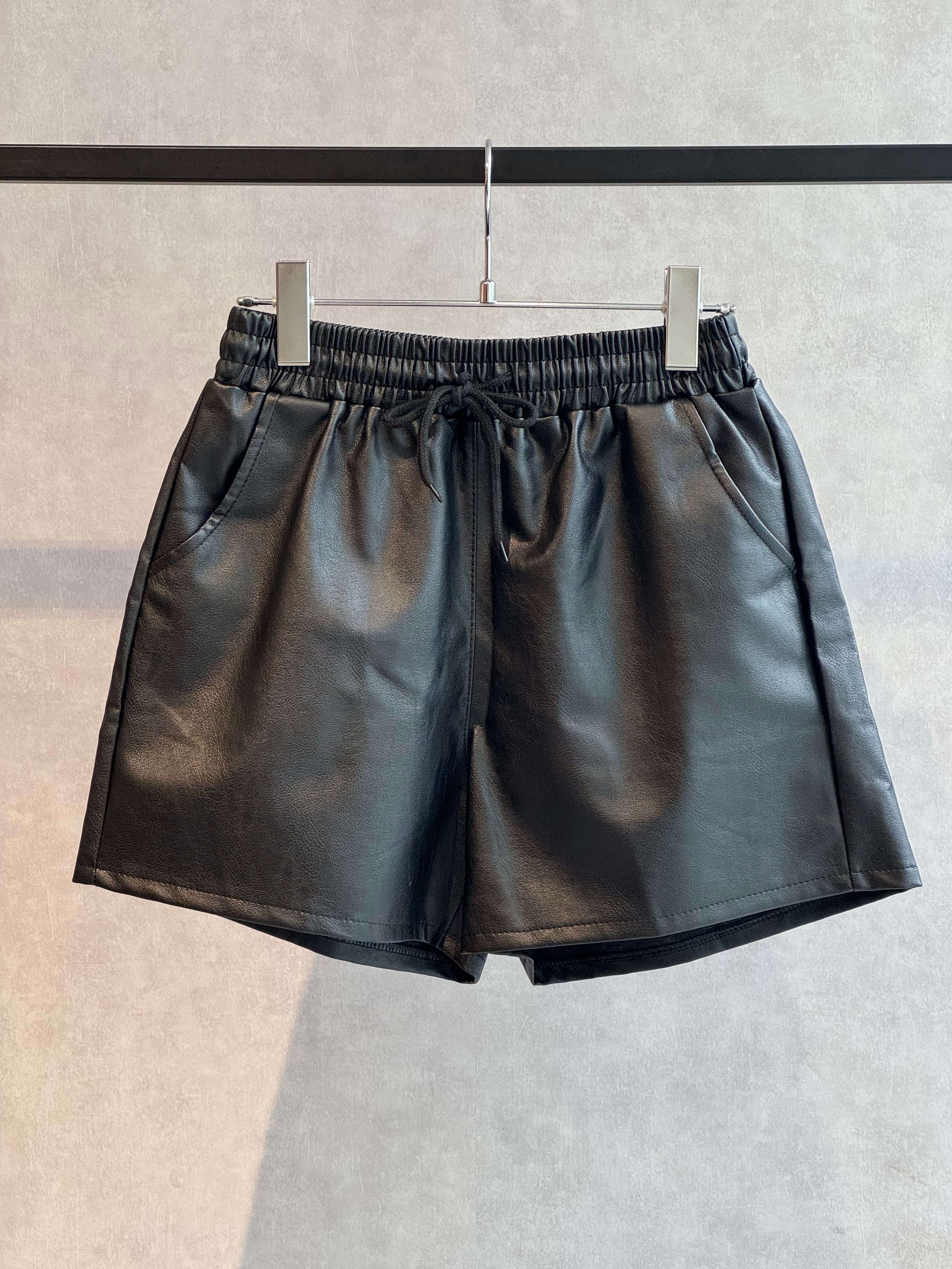 leather like gather short pants