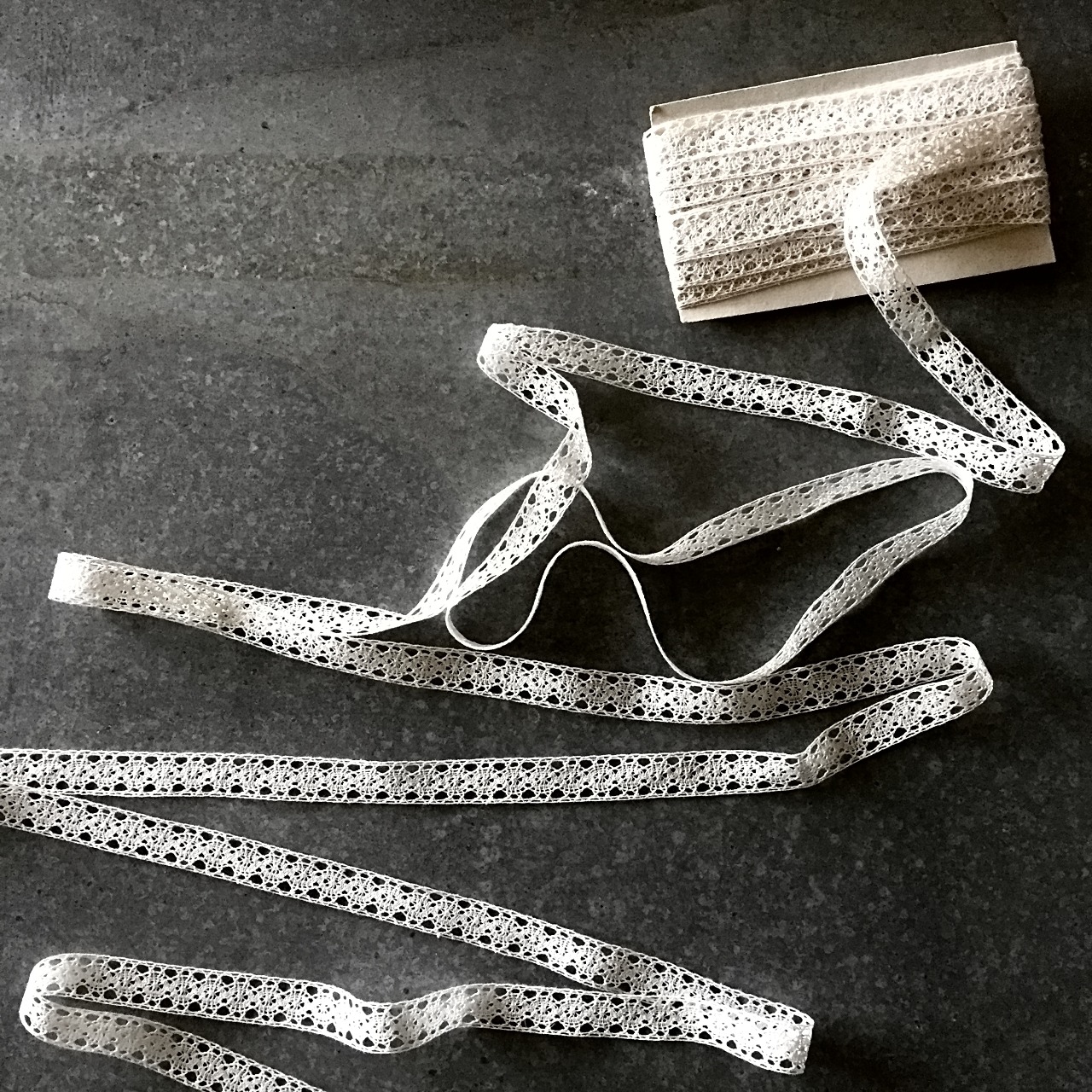 フランス 100x1.8c 小さなお目目とアンティークレース  r50mn