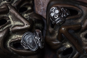 SKULL POISON RING WHITE DIAMONDS