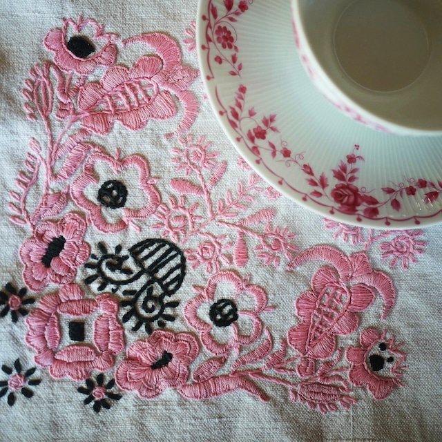 ピンクの刺繍 ハンガリー