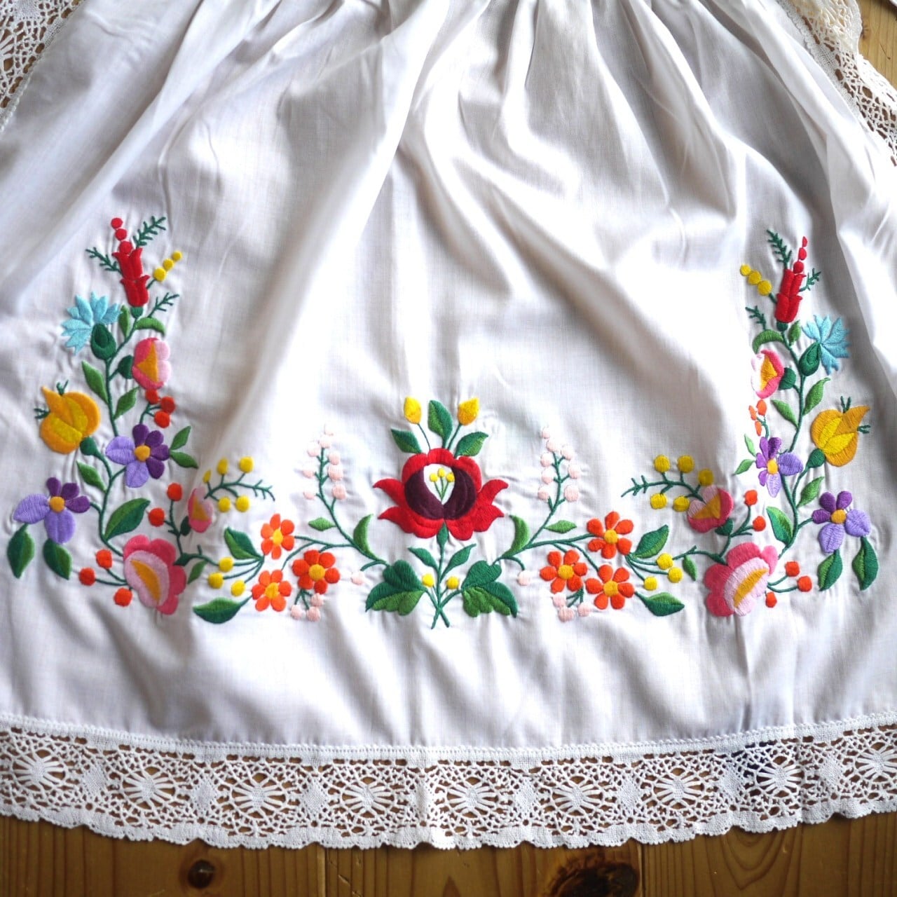 Kalocsa ハンガリー刺繍 レース カロチャ 花柄エプロン ヴィンテージ