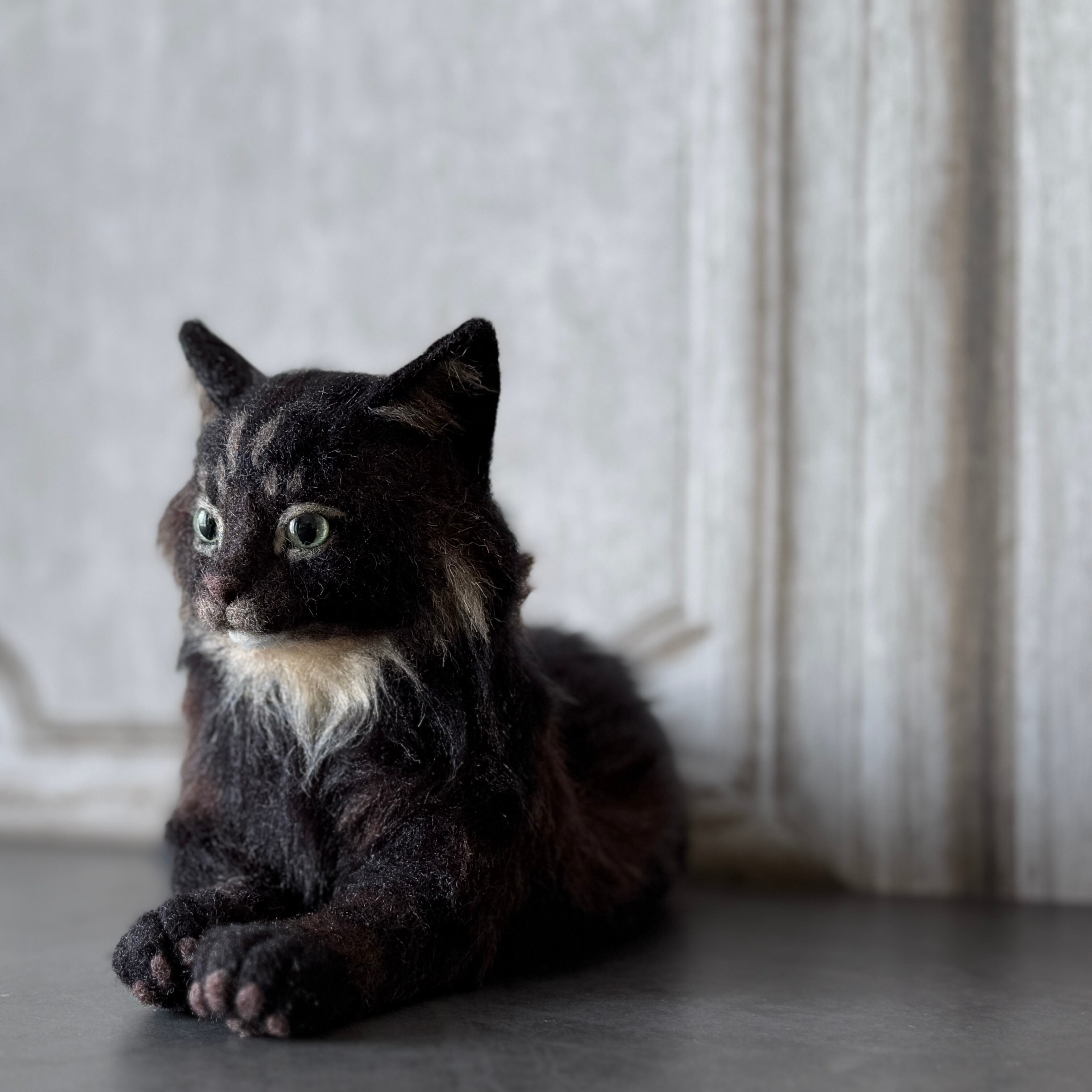 猫の顔 ぬいぐるみ 黒 猫ぬいぐるみ ちゅー顔刺繍の黒猫もちもち細長ぬいぐるみ 黒|猫
