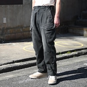 中綿なしで着やすい、ボンバージャケットと日焼け加工が魅力なミリタリーパンツコーディネート