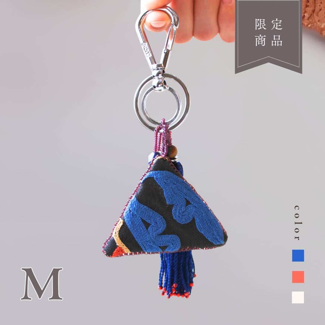 【トゥマール・キーホルダー】 キルギスのお守り ヴィンテージ 手刺繍トゥマール〈空〉ブルー