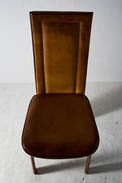 キャメルブラウンのレザーハイバックチェア