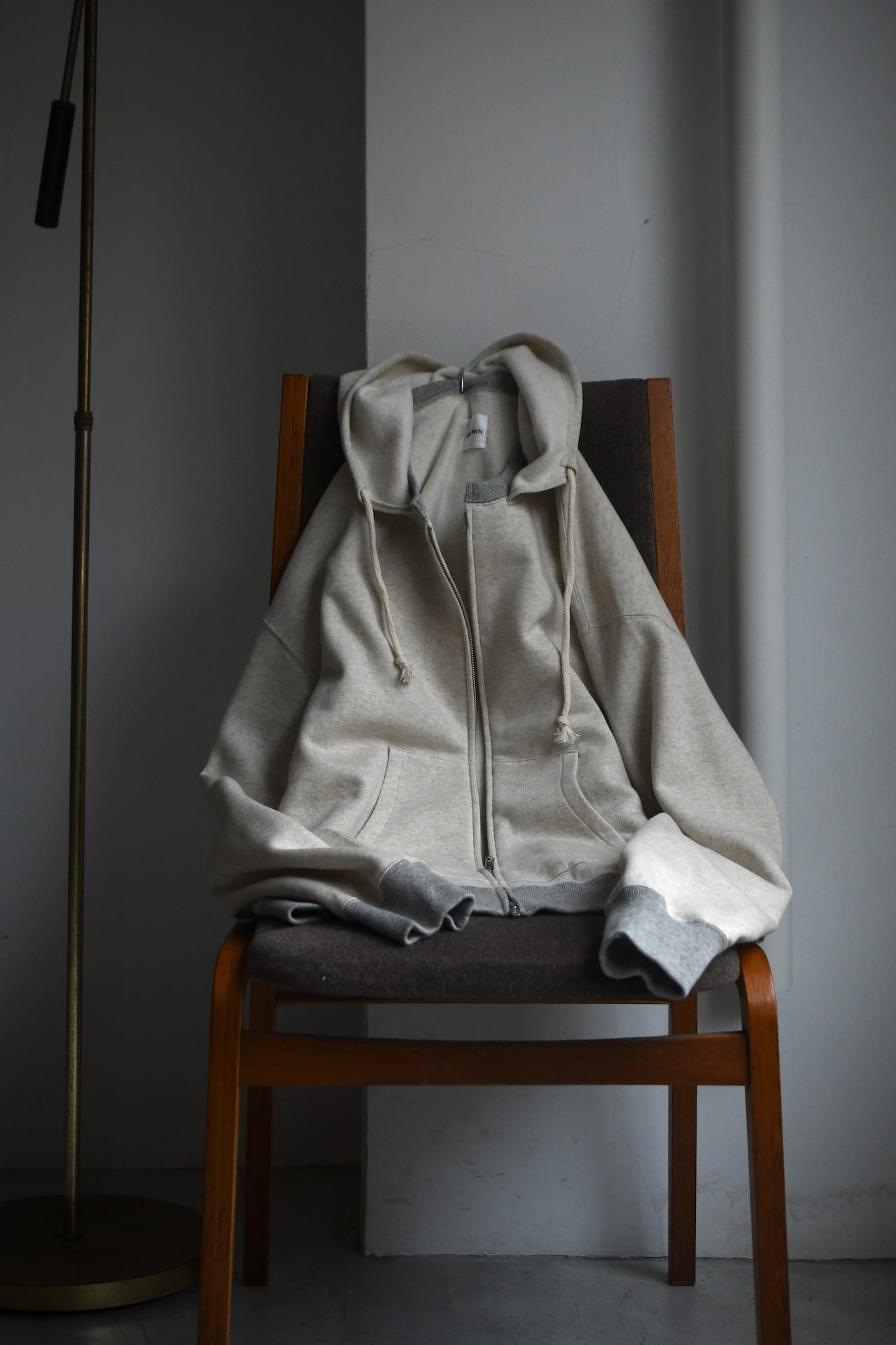 BISOWN / AFTER HOODIE ZIP UP SWEAT (TOP GRAY × OATMEAL)