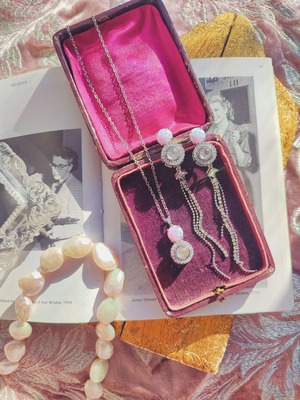 単品【MELLOW VIOLET MINIMUM SUN LIT OPAL EARRING & NECKLACE／誕生石シリーズ10月（XX406） 】