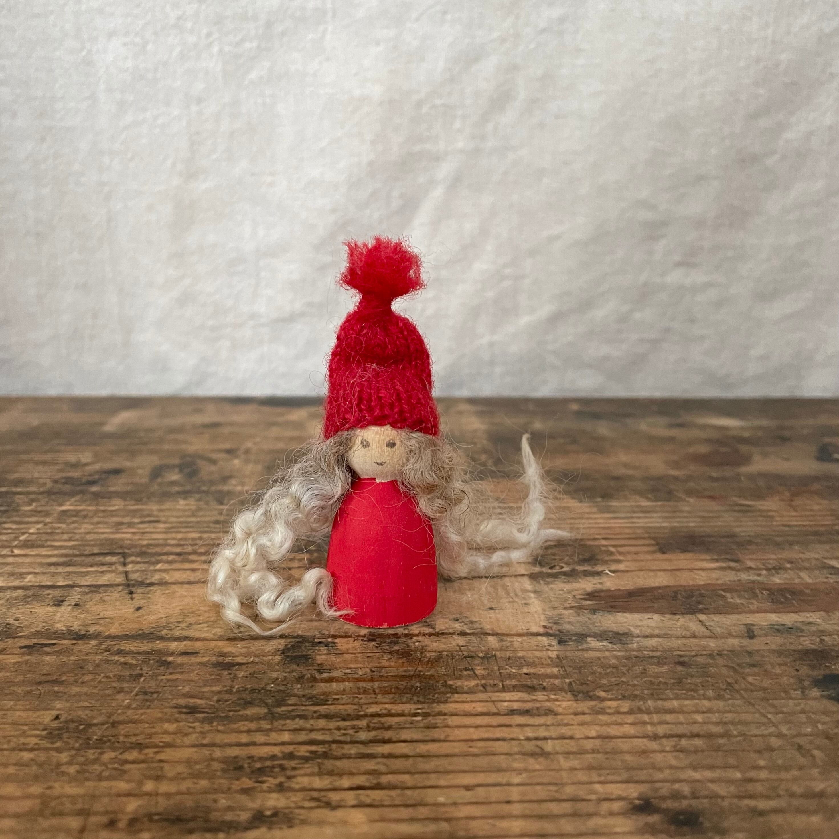 赤いニット帽の女の子