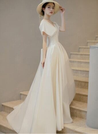 フランス風 パーティードレス 三色ありご指定自由 トレーン 短袖 V  