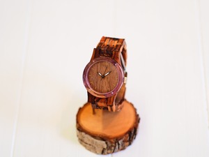 木目がはっきりとした木製腕時計（前フレームは薔薇の押し花）