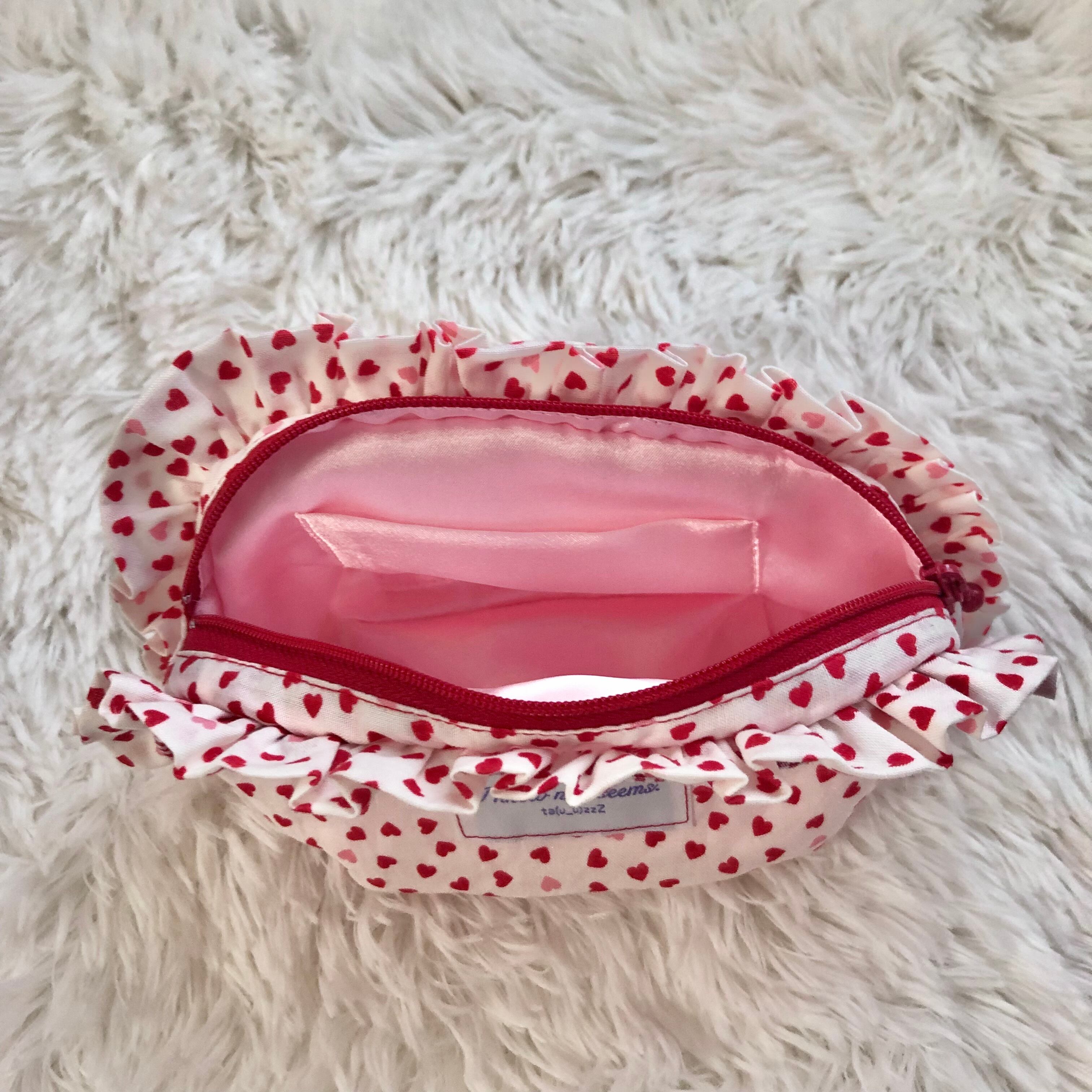 ラウンドフリルポーチ ハートがいっぱい | tauuzzZ