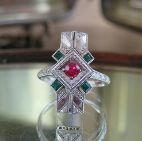 アンティーク　和デコスタイル　サンプラチナに合成ルビーと碧石の彫金リング