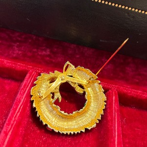 Christmas green leaf brooch