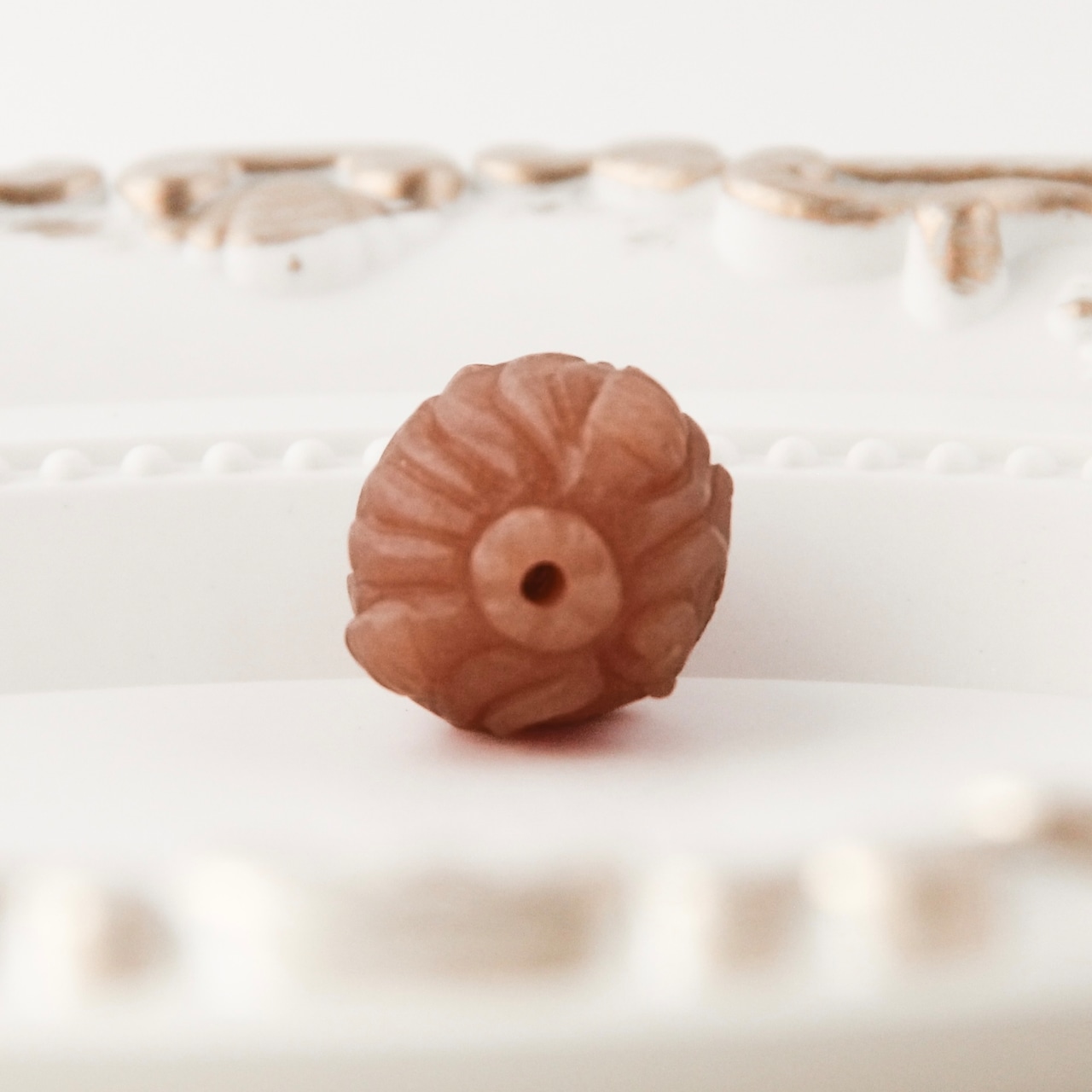 アラシャン瑪瑙 人魚彫刻ビーズ – 静かに佇む人魚の像