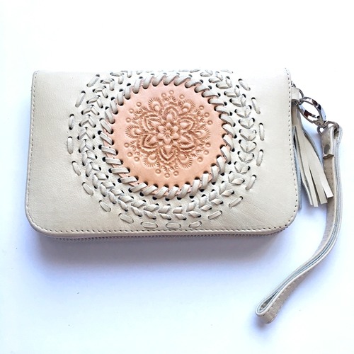 ボヘミアン 本革 レザー タッセル付 ウォレット(マンダラ型押し×アイボリー) ミラー付 財布 長財布 パスポート入れ【バリ直輸入】