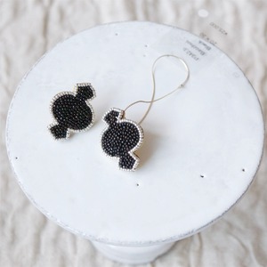 【取り寄せのみ】tamas(タマス)イヤリング&ピアス「Bacchus / Black」