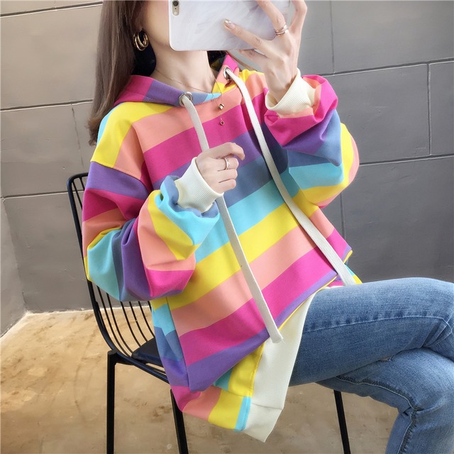 【送料無料】2色 トップス フーディー パーカー レディース ミディアム丈 春 秋 カラフル 個性的 ボーダー 柄 マルチカラー フード付き ポケット ルーズ カジュアル かわいい 個性的 ストリート系 お洒落 ラフ こなれ感 原宿系 キュート ラフカジュアル 存在感 M L XL 10代 20代 30代 休日 お出かけ オフ リラックス お泊まり 楽ちん モテ コーデ インスタ映え スタイル 韓国 韓国系 ファッション db2185