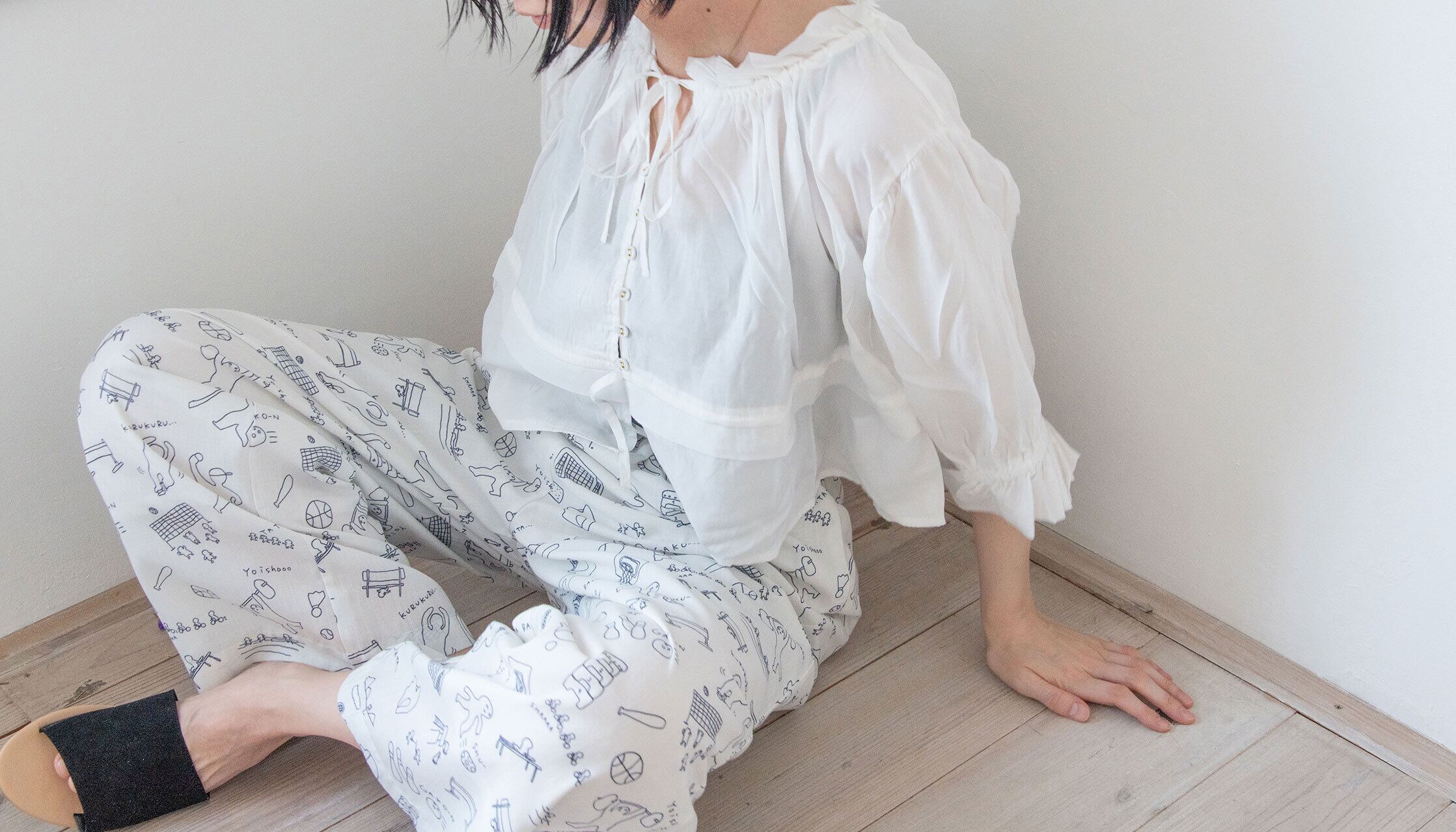 フリルリボンギャザーブラウス（オフホワイト）