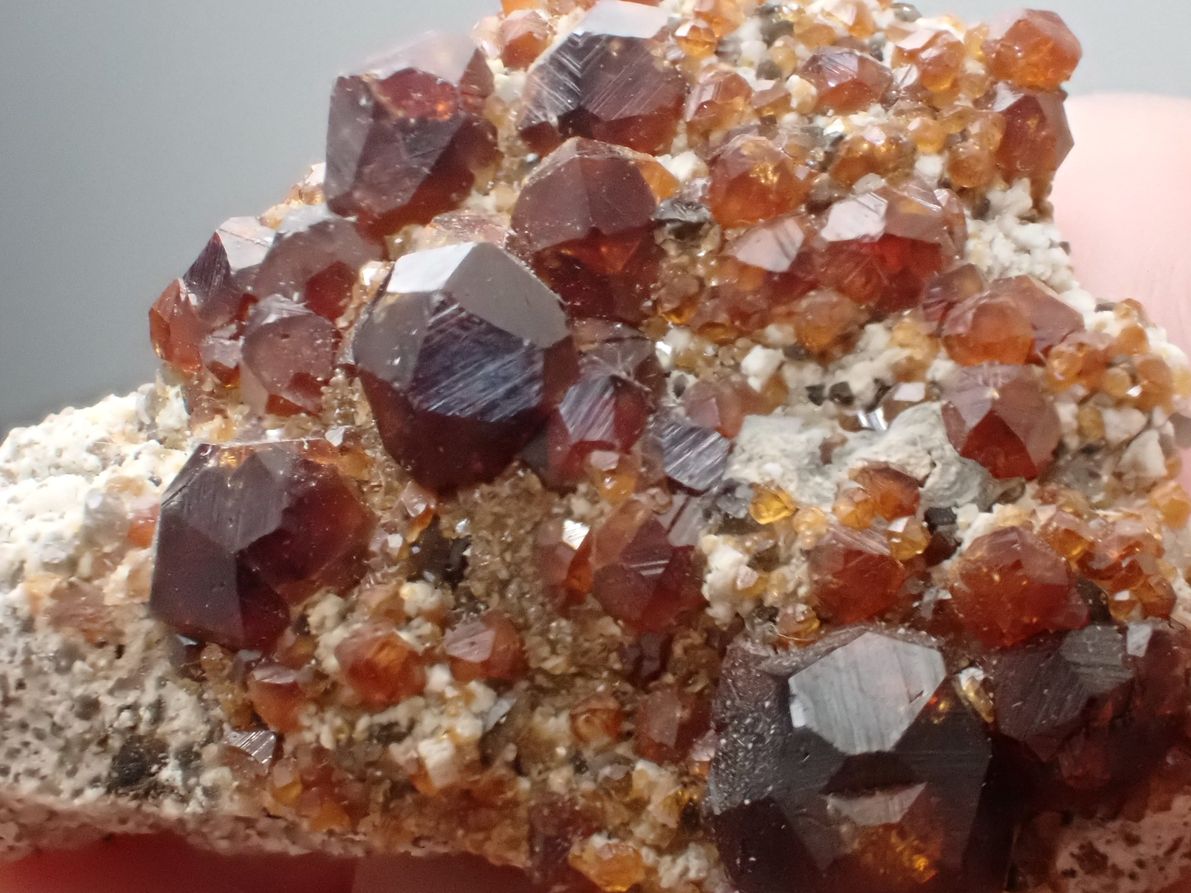 宝石質】スペサルティンガーネット＆クォーツ 柘榴石 水晶 原石 鉱物