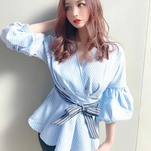 ストライプシャツ ペプラムシャツ レディース 送料無料 長袖 カジュアル 大人可愛い きれいめ シンプル 20代 vネック 7分袖 ボリューム袖 春コーデ 夏コーデ 春夏コーデ コーディネート ストライプ ペプラム型 シャツ ブラウス 10代 学生 お出かけ 外出 ファッション おしゃれ 着回し 普段着 オフィス オフィスカジュアル 肌見せ デコルテ デート 春デート 夏デート リボン シンプル ナチュラル ガーリー 大人ガーリー かわいい ワンポイント 春 夏 ブルー S M L ブルーコーデ 重ね着