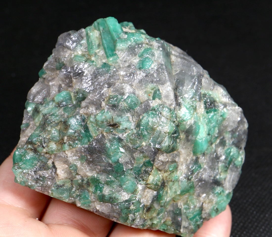 エメラルド 978g 緑柱石 鉱物 原石 自然石 鑑賞石 誕生石 水石 翡翠