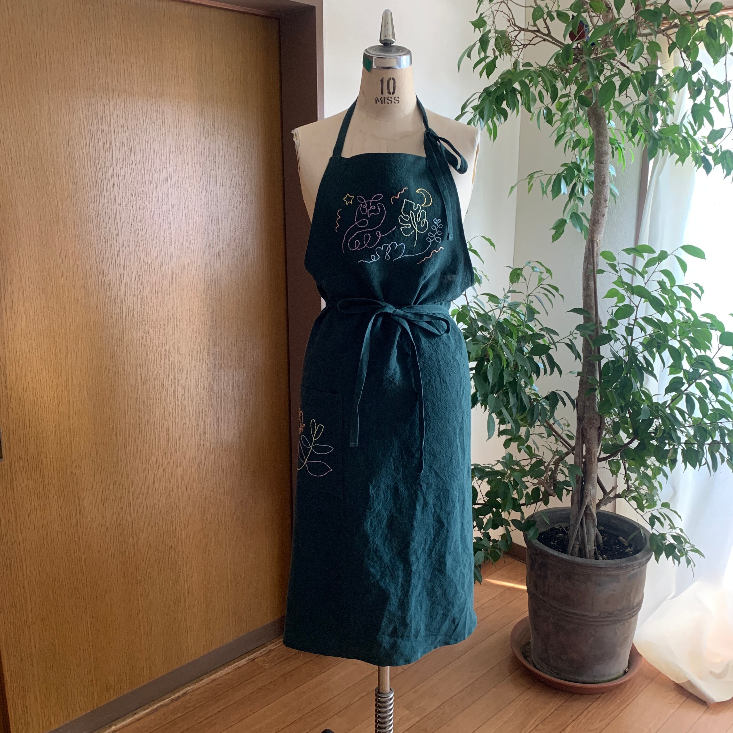 オリジナル刺繍エプロン「フクロウと森」ダークグリーン | Dottocheck