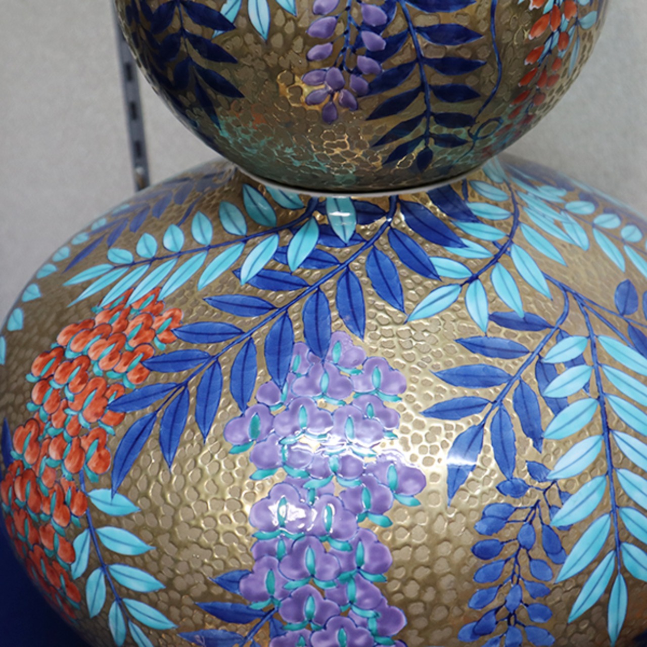 【送料無料】有田焼　錦彩窯　染錦黄金藤絵（木箱・木札付） 18-021