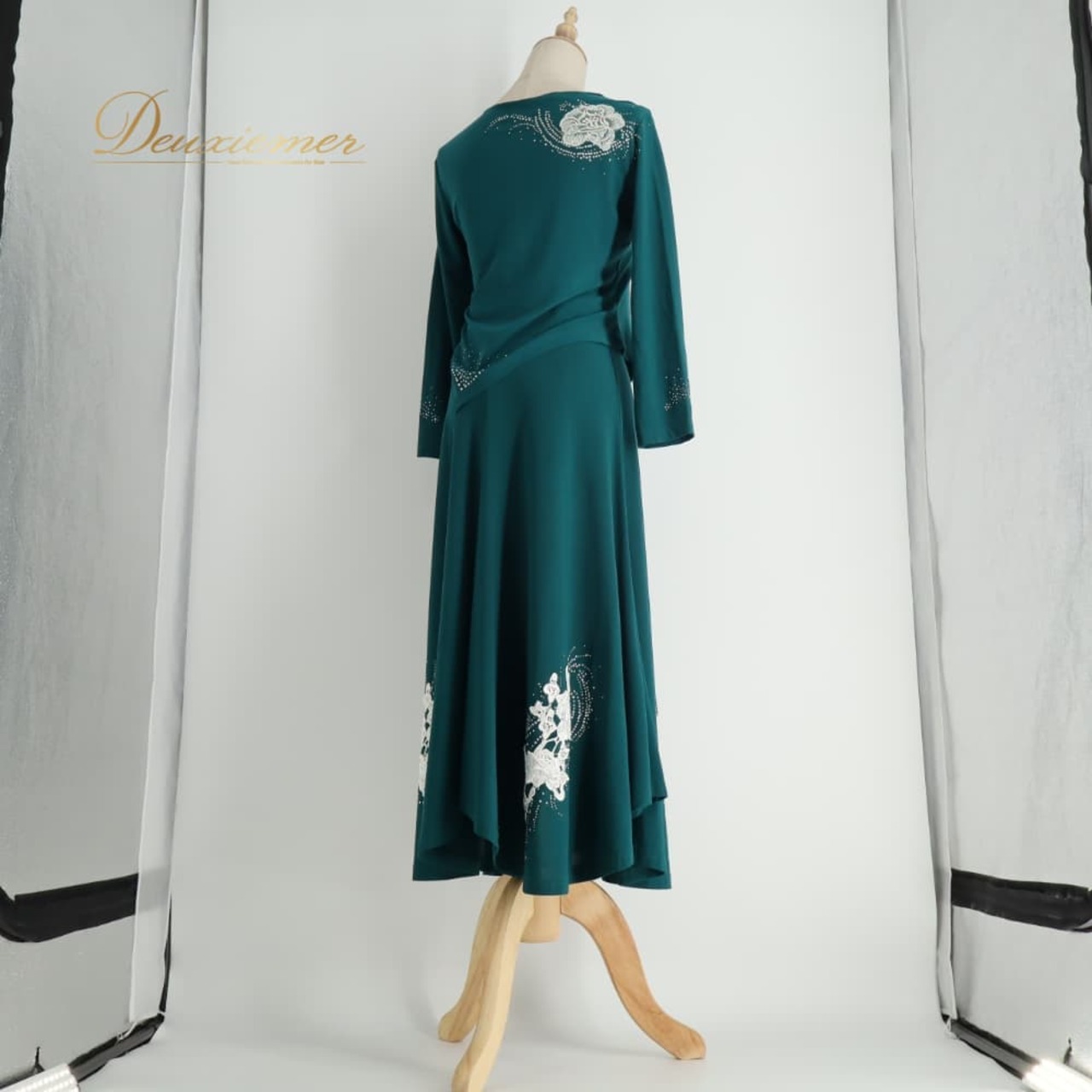 社交ダンス 衣装 prima boutique プリマブティック ツーピース レッスンウェア グリーン系 緑 スタンダード セットアップ 上下セット トップス スカート きれいめ 上品 気品 エレガント かわいい 大人っぽい 華やか ダンスパーティー ステージ衣装 舞台衣装 発表会 2点セット 緑系 ラインストーン レディース 女性 標準 セミフォーマル スタンダード用 演奏会 ダンス服 伸縮性 なし 胸パッドなし 肩パッドなし ポリエステル