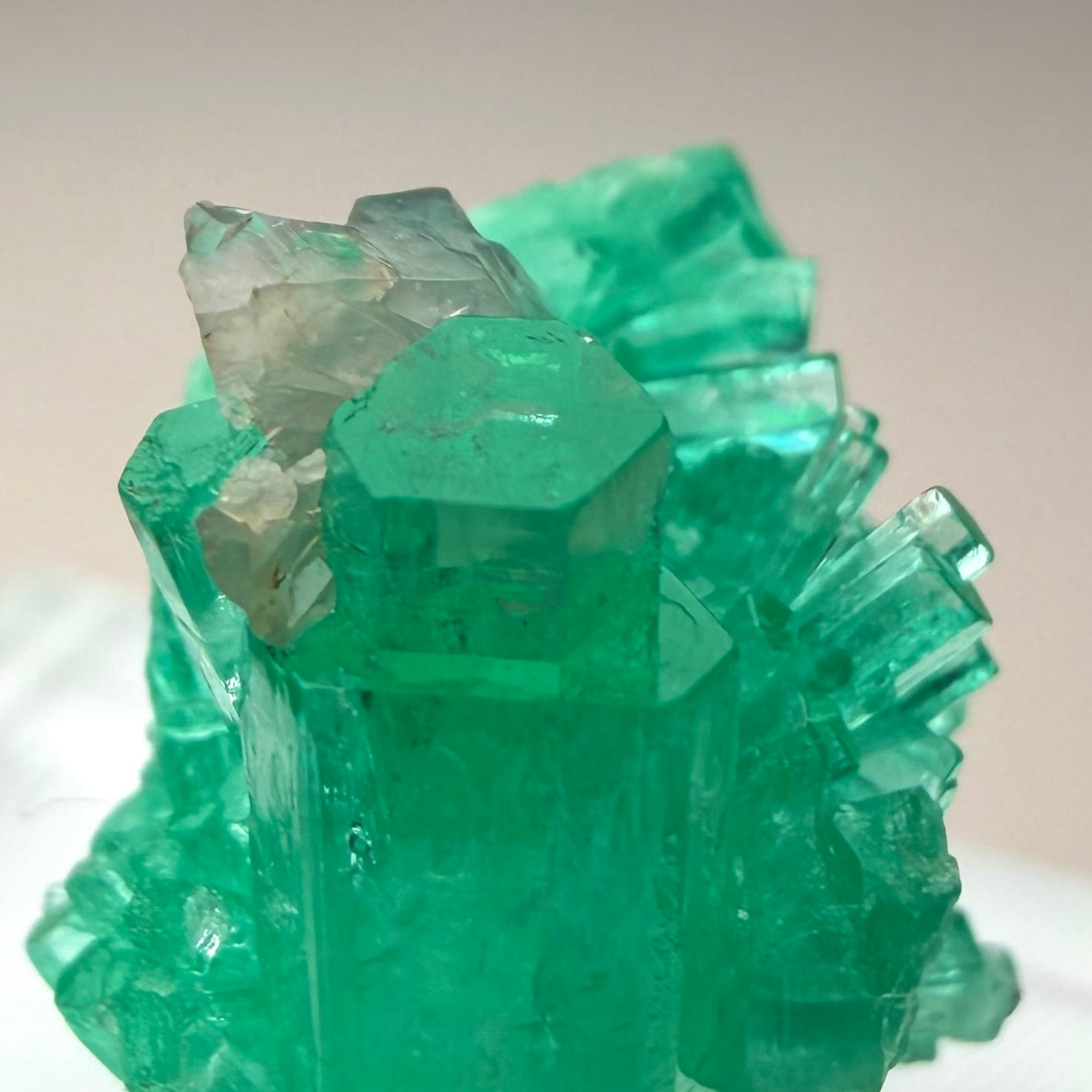 エメラルド カルサイト 共生石14.7ct インド産 鉱物標本 原石 置物 エメラルド / カルサイト【Emerald with Calcite】コロンビア産