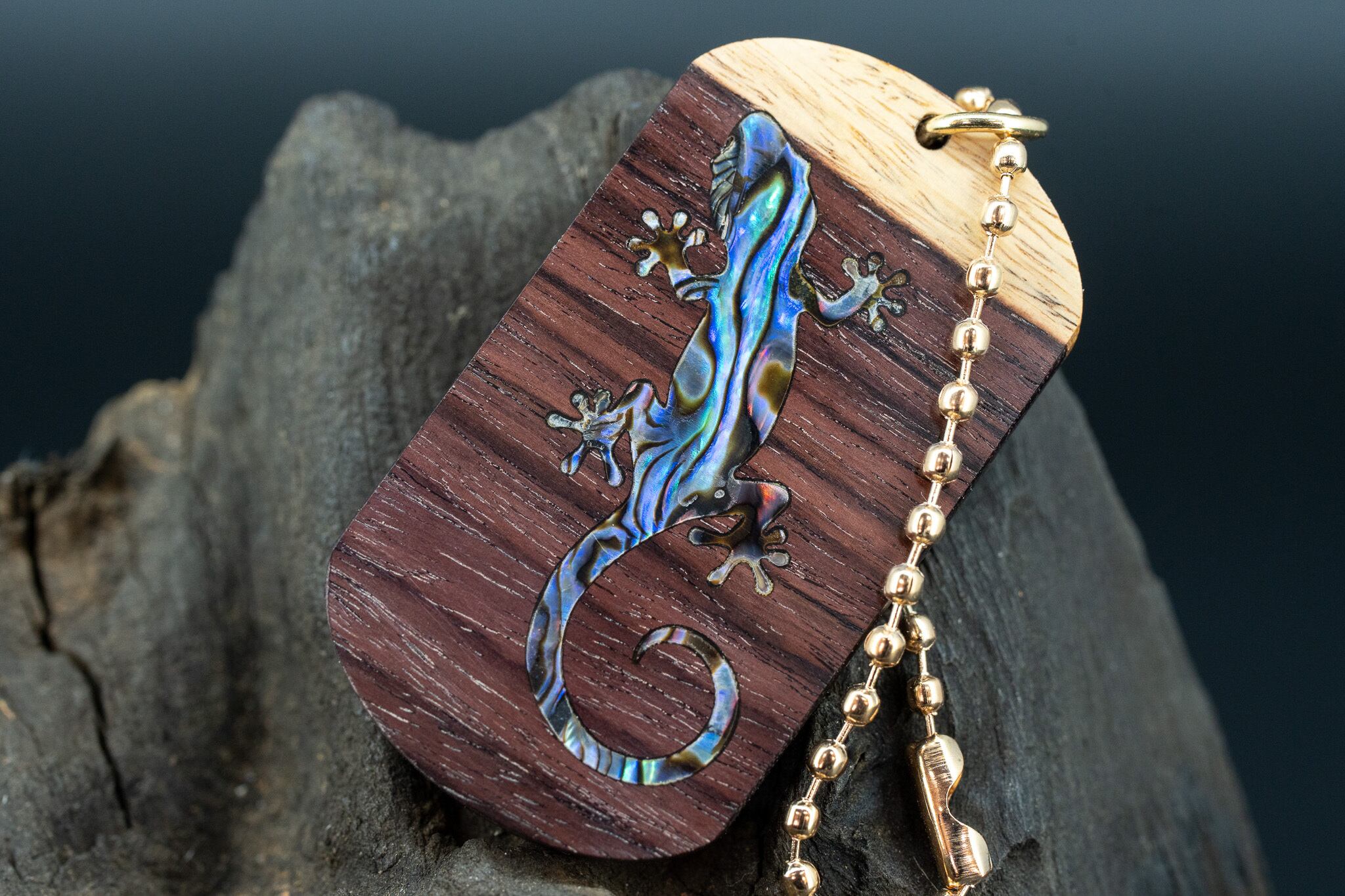 【王室御用達 】 キングウッド ドッグタグ 象嵌 木登りトカゲ