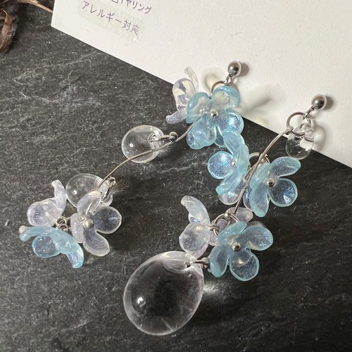 お花のドロップピアス（ブルー）