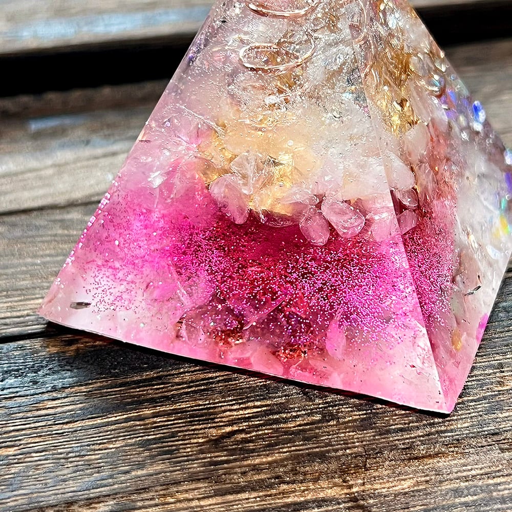 1点物】ピラミッド型オルゴナイト 桜 ローズクォーツ 高さ6