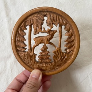 鹿のいる風景の木彫り