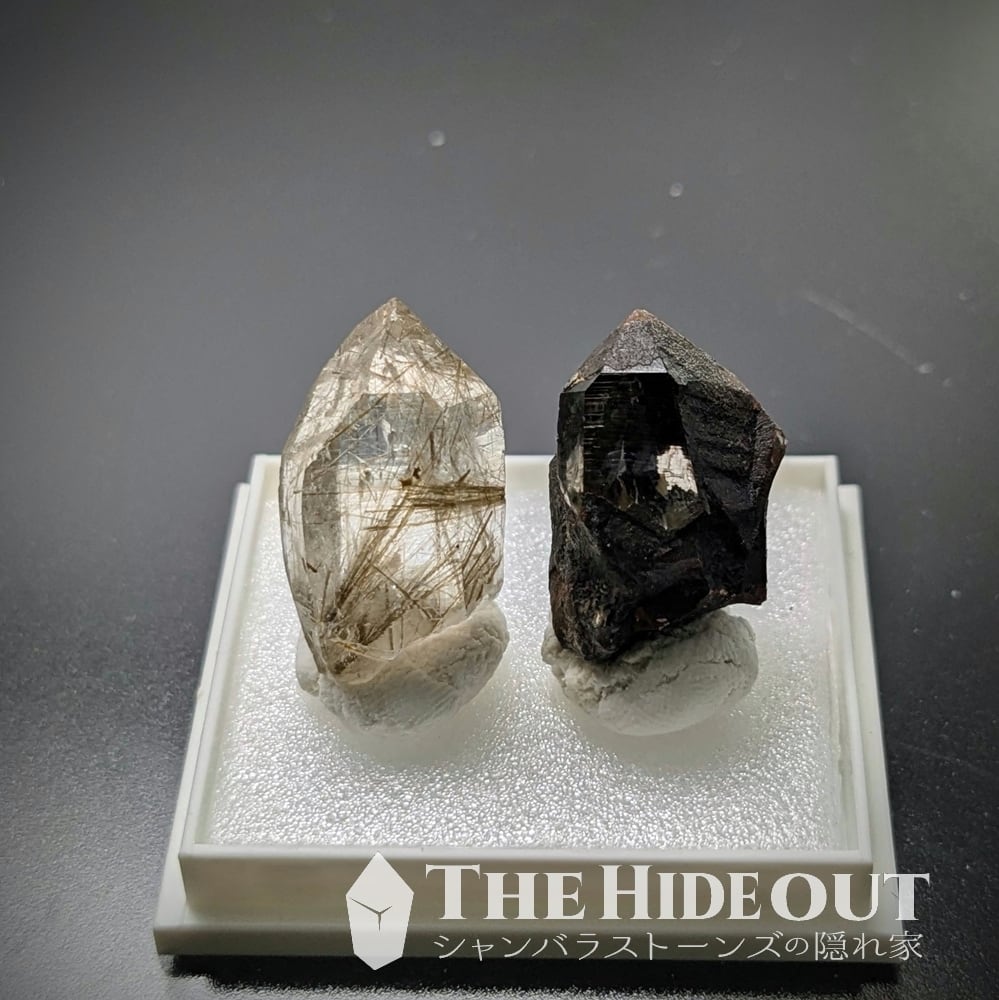 日本国産鉱物標本031 山梨県甲州市塩山竹森産草入り（苔土電気石入り