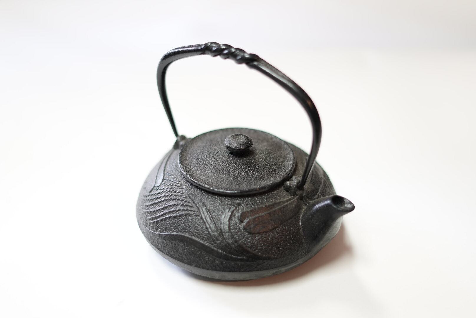南部鉄器 鉄瓶 蜻蛉 黒 0.5L | 1848年創業 南部鉄器工房及富 NAMBUTEKKI OITOMI SHOP powered by BASE