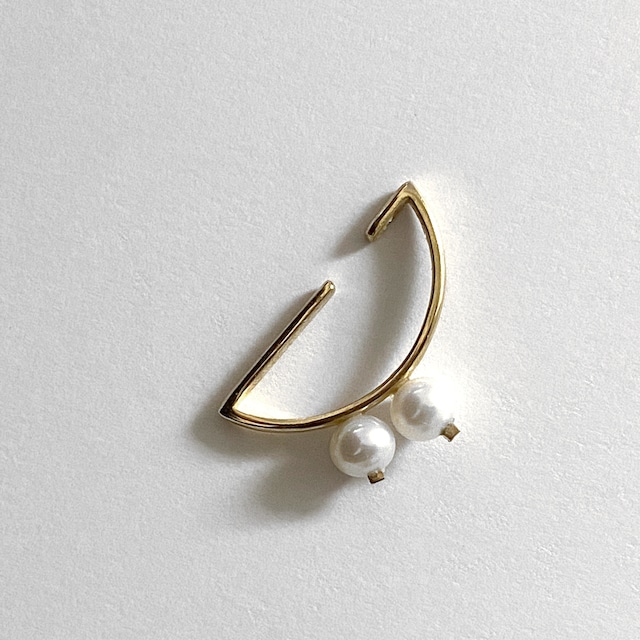 ‘shape’ halfmoon earcuff S pearl